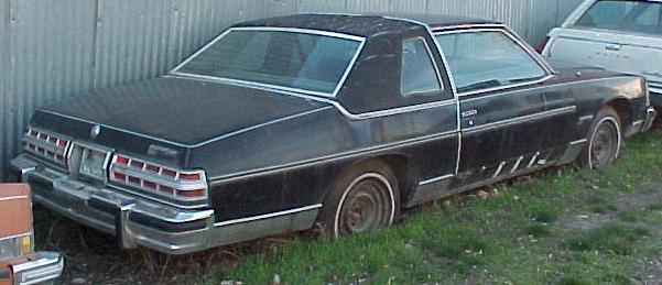 1979 Bonneville Brougham 2dr 400 turbo 350 trans loaded complete w skirts. Straight body. Engine knocks. $975  n-193 